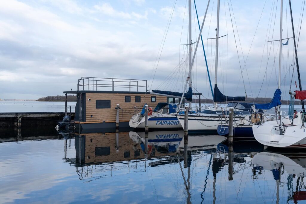 Wohnboot de Arne | Schwimmendes Zuhause auf dem Veerse Meer Main Image
