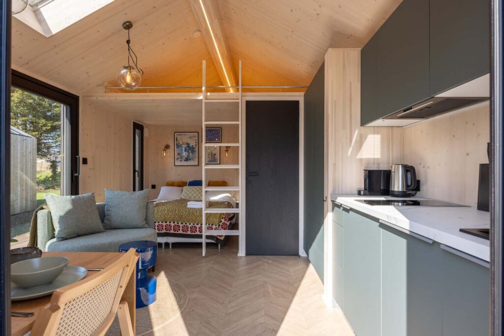 Tiny house with wooden deck in Oud Ade | Tuin van Keet - 30 Main Image